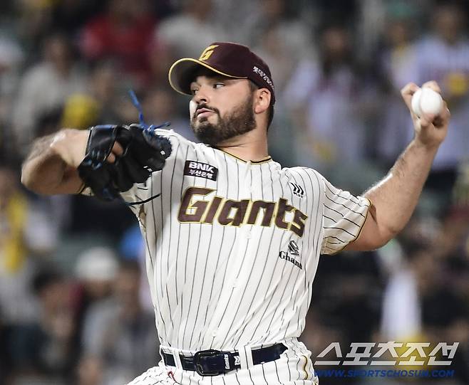 25일 울산 문수야구장에서 열린 KBO리그 롯데와 LG의 경기. 선발 투구하고 있는 롯데 감보아. 울산=송정헌 기자songs@sportschosun.com/2025.09.25/