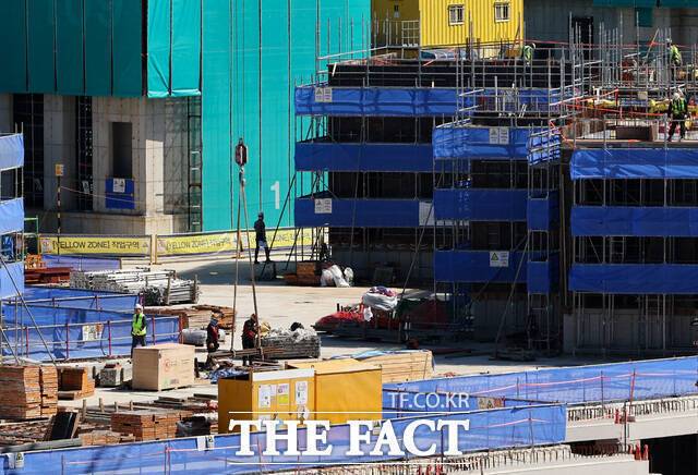 국내 건설현장은 고령화가 빠르게 진행되고 있는 동시에 외국인 의존도도 갈수록 커지고 있다. /뉴시스