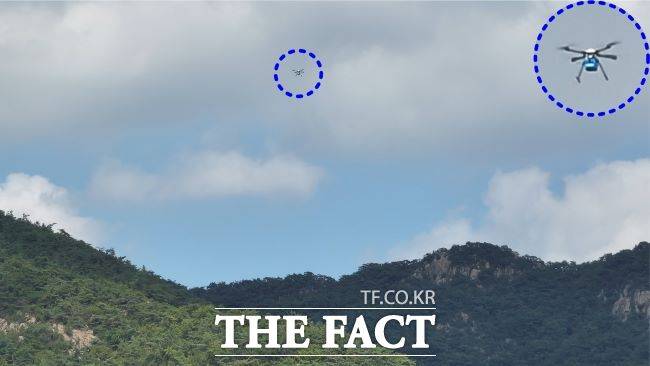 안양 불성사로 물품을 배송하는 배달드론(원 안) 모습./안양시