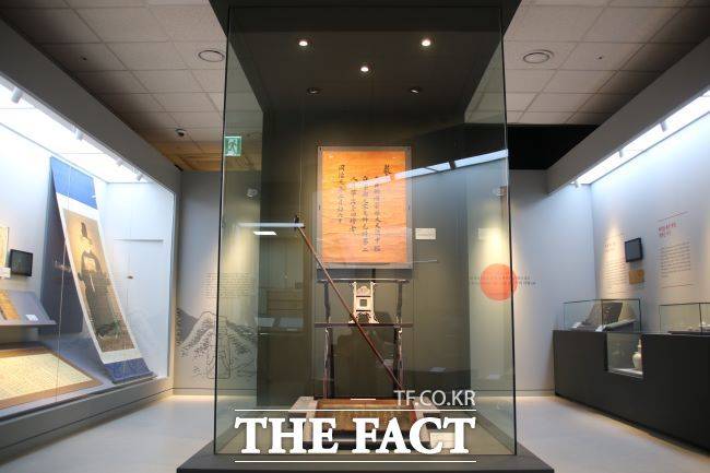 광명역사관 상설전시실 모습. 정원용이 임금으로부터 하사받은 궤장이 보인다. /광명시