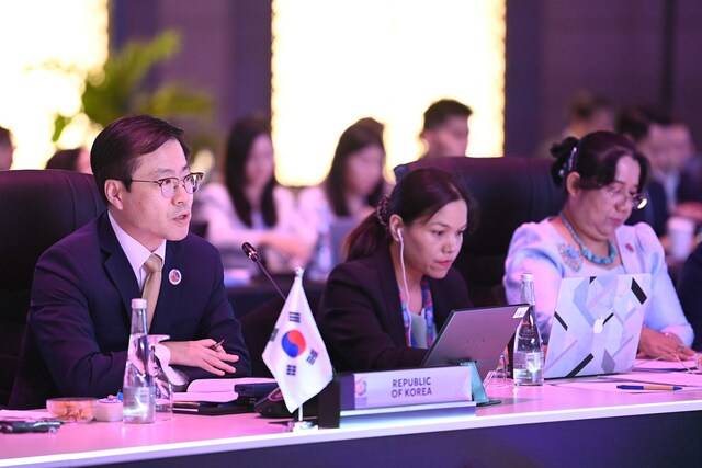 여한구 산업통상자원부 통상교섭본부장은 지난 24일 말레이시아 쿠알라룸푸르에서 열린 한-아세안 경제장관회의에 참석해 "한국의 새 정부는 아세안을 중심에 두고 신남방정책을 확대·발전시켜 나가고 있다"고 말했다. / 산업부