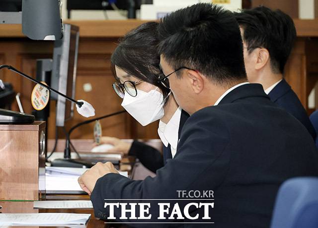 김건희 여사 연루 의혹을 수사하는 민중기 특별검사팀은 25일 브리핑에서 "이날 오전 10시부터 이우환 화백 그림 의혹과 관련해 김 여사를 특정범죄가중처벌법(특가법)상 뇌물 혐의 피의자로 조사 중"이라고 밝혔다. /사진공동취재단