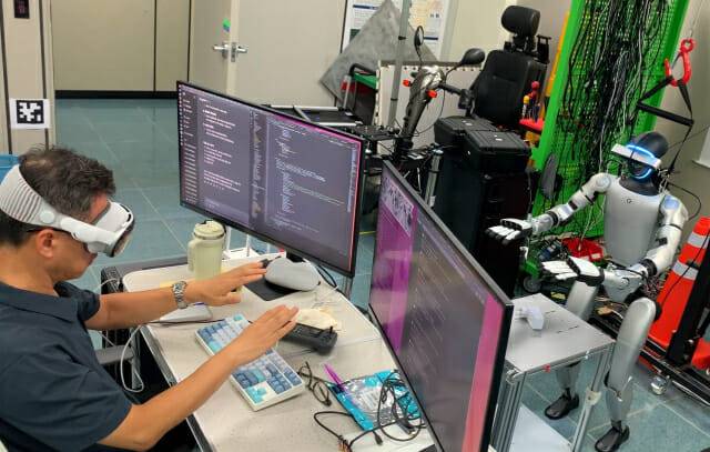 ETRI 연구진이 물체 조작 데이터를 수집하기 위해  휴머노이드 텔레오퍼레이션하고 있다.(사진=ETRI)