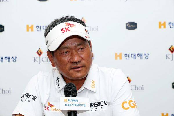 최경주가 현대해상 최경주 인비테이셔널 공식 기자회견에서 취재진의 질문에 답을 하고 있다. KPGA 제공