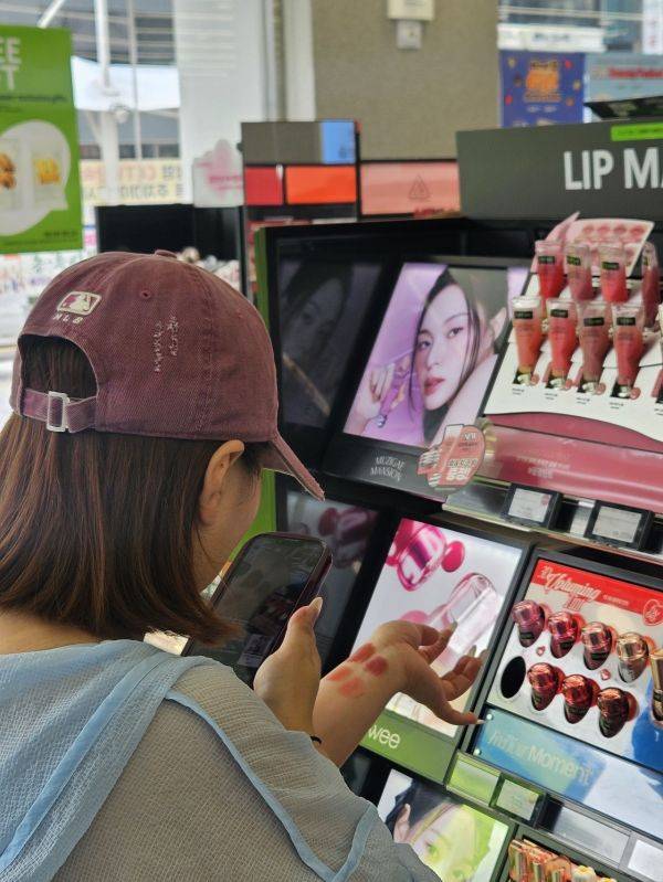 부산 서면의 한 올리브영 매장에서 실시간 라이브 방송을 진행하고 있는 관광객의 모습. 사진=박재현 기자