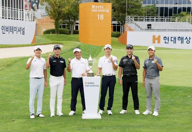 현대해상 최경주 인비테이셔널 대회가 열리는 페럼클럽 18번홀에서 열린 포토콜 행사에 참가한 김백준(왼쪽부터), 옥태훈, 최경주, 이수민, 이태훈, 문도엽 선수. 현대해상
