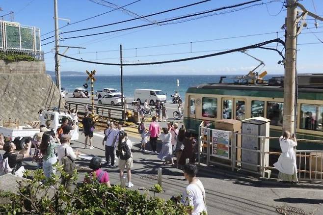 애니메이션 '슬램덩크'의 배경 장소인 가나가와현 가마쿠라시 에노시마의 선로 건널목. 교도연합뉴스