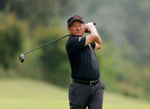 최경주가 현대해상 최경주 인비테이셔널 1라운드 1번 홀에서 두 번째 샷을 하고 있다. KPGA 제공