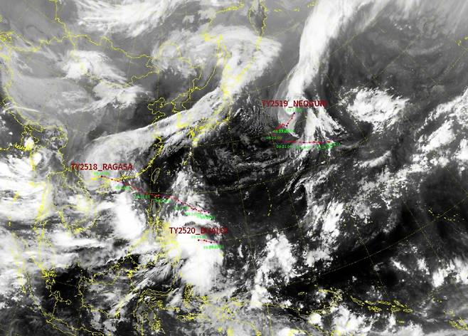 ‘트리플’가을태풍 주말 또 비…한반도 영향은?=2025년 가을태풍이 또 3개가 연이어 발생하며 이번 주말 전국에도 비가 내릴 전망이다. 기상청에 따르면 전날(24일) 제20호 태풍 부알로이(BUALOI)가 발생했다. 태풍 부알로이는 태국에서 제출한 이름으로 디저트의 한 종류다.이미 지난 19일 새벽 18호 태풍 ‘라가사’가 발달하며, 올 들어 가장 강력한 태풍으로 세력을 키워 대만을 강타해 큰 인명피해를 입혔다. 홍콩과 마카오도 피해를 막을 수 없었다. 이후 태풍 라가사는 중국 남부 해안에 상륙한 가운데, 오늘(25일) 밤 베트남 하노이 부근 육상에서 열대저압부로 변질, 소멸할 것으로 보인다. ⓒ기상청:트리플 태풍 구름 영상