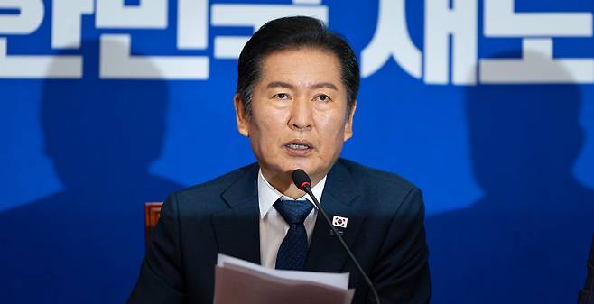 정청래 더불어민주당 대표가 24일 서울 여의도 국회에서 열린 최고위원 회의에서 모두 발언을 하고 있다./뉴스1