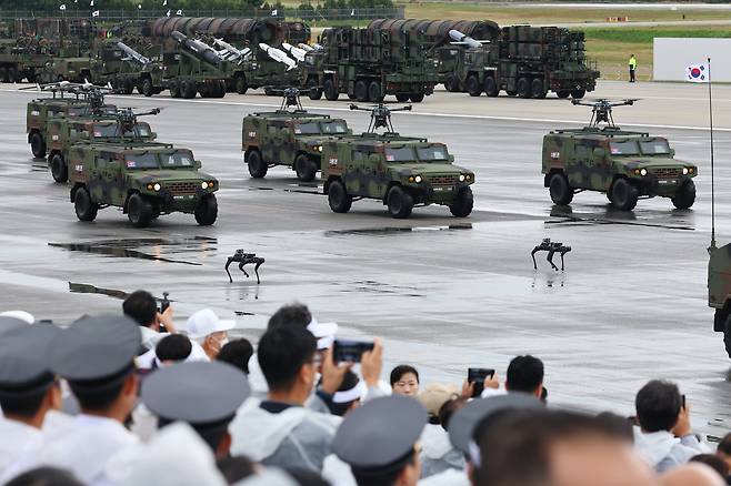 지난해 10월 1일 경기도 성남 서울공항에서 건군 76주년 국군의 날 기념식이 열린 가운데 소총드론, 로봇개를 비롯한 유·무인전투체계 장비들이 분열하고 있다. /연합뉴스