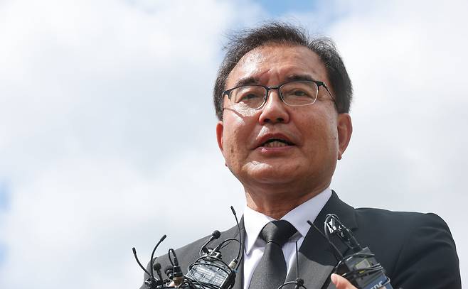 이명현 특별검사가 지난 7월 1일 대전 국립현충원 채상병 묘역을 참배한 뒤 기자들의 질문에 답하고 있다./뉴스1