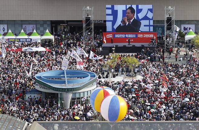 장동혁 국민의힘 대표가 21일 대구 동구 동대구역 광장에서 열린 야당탄압·독재정치 국민 규탄대회에서 발언을 하고 있다./ 김동환 기자
