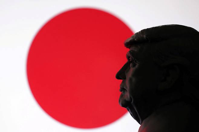 미국 대통령 도널드 트럼프와 일본 국기. /연합뉴스