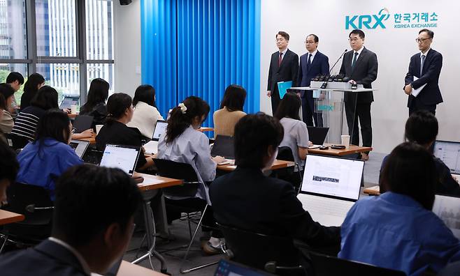 이승우 주가조작 근절 합동대응단장이 23일 서울 영등포구 한국거래소 서울사무소에서 '불공정거래 행위 관련 사건 1호' 브리핑을 하고 있다./ 연합뉴스