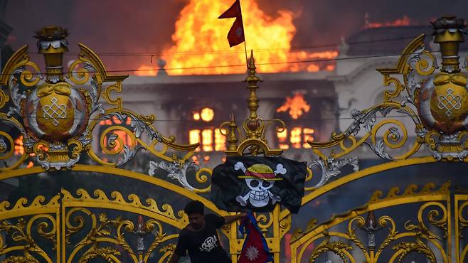 네팔 수도 카트만두의 국회의사당 격인 ‘싱하 두르바르’ 궁전에 걸린 원피스 해적기. /연합뉴스