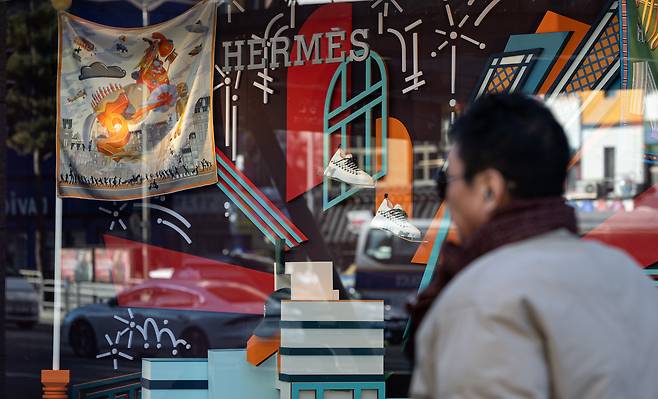 서울 중구 신세계백화점 본점 외벽에 에르메스 제품 등이 전시돼 있다. /뉴스1