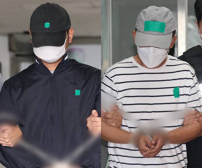 'KT무단결제 사건' 피의자인 A 씨(왼쪽)와 B 씨가 25일 경기 수원시 영통구 수원영통경찰서에서 나와 검찰로 구속 송치되고 있다. /뉴스1