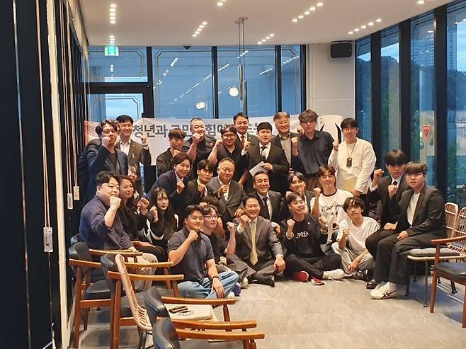 장동혁 국민의힘 대표가 24일 대전 한 카페에서 열린 청년 간담회를 마치고 청년들과 함께 기념촬영을 하고 있다. ⓒ데일리안 김민석 기자