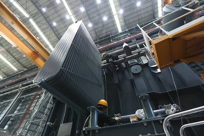 효성중공업 창원공장에서 직원들이 변압기를 조립하고 있다. ⓒ효성