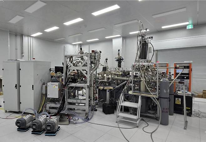 광전자 분광기. 경기도 차세대융합기술연구원 제공