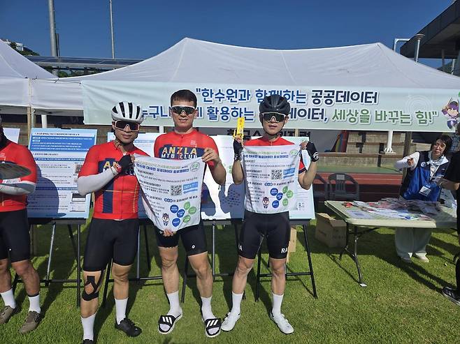 한수원 공공데이터 홍보캠페인(경주 ‘바람의 언덕’ 힐클라이밍 대회)에서 참가자들이 공공데이터 홍보손수건을 들고 기념 촬영을 하고 있다. 한국수력원자력 제공