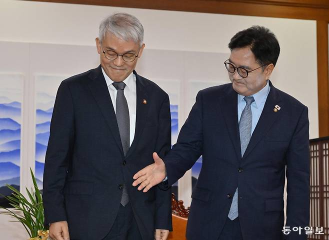 우원식 국회의장(오른쪽)이 24일 국회의장실을 찾은 천대엽 법원행정처장에게 악수를 청하고 있다. 천 처장은 이 자리에서 “삼권분립, 사법부의 독립을 통해 재판의 공정성과 정치적 중립성이 보장돼야 한다”고 밝혔다. 이훈구 기자 ufo@donga.com