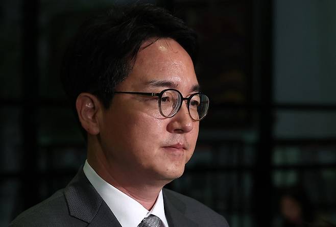 심우정 전 검찰총장이 22일 새벽 서울 서초구 서울고등검찰청에 마련된 내란 특검팀(특별검사 조은석) 사무실에서 피고발인 신분으로 조사를 받은 후 귀가하고 있다. 2025.9.22 뉴스1