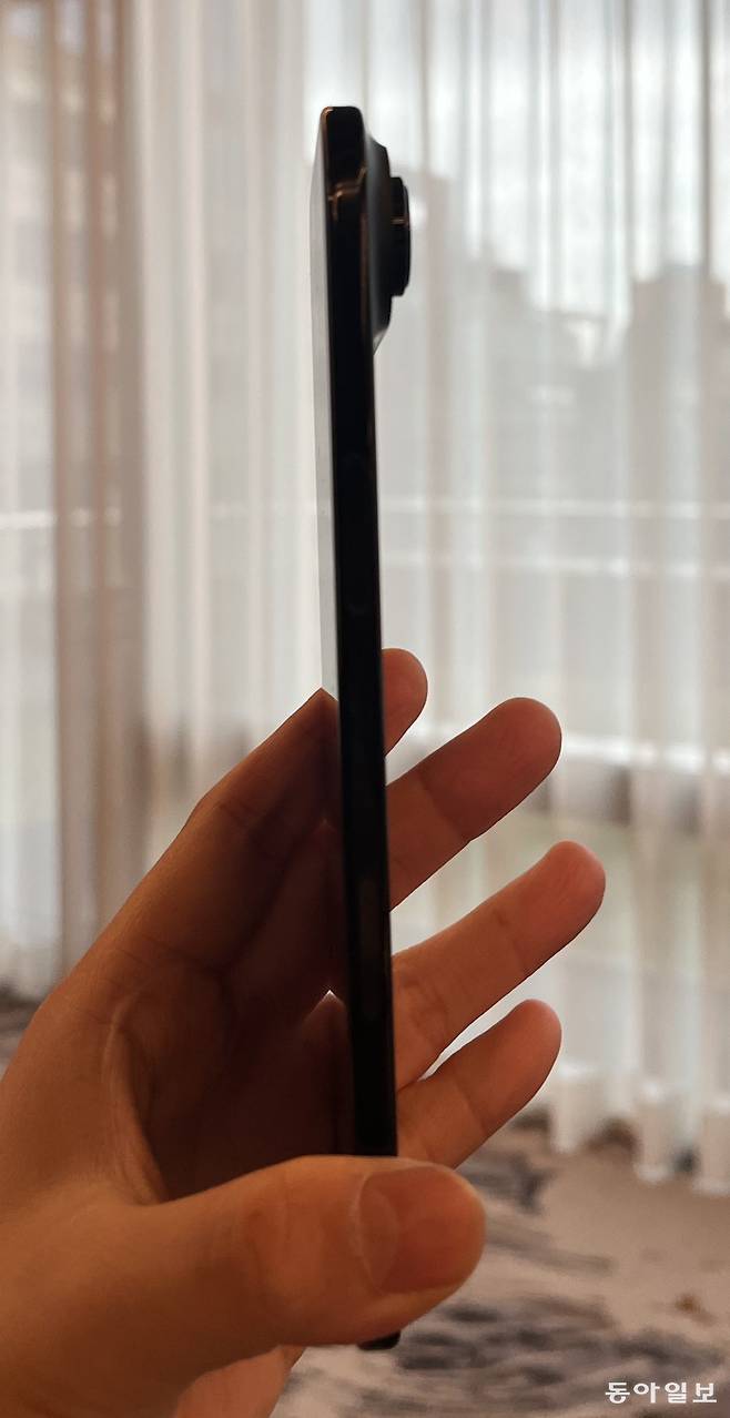 아이폰 에어는 두께가 5.6mm로 역대 가장 얇은 아이폰이다. 이민아 기자 omg@donga.com