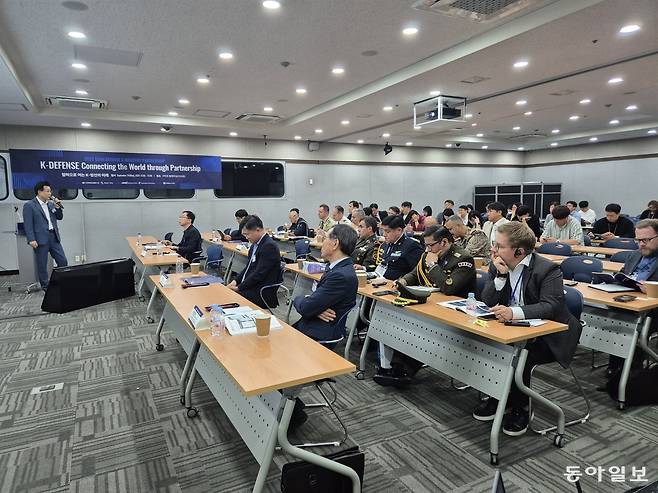 24일 경북 구미시 산동읍 구미컨벤션센터에서 열린 구미 방위산업 파트너십(GDIP) 포럼에서 해외 무관들이 주요 발제를 경청하고 있다. 구미=장영훈 기자 jang@donga.com