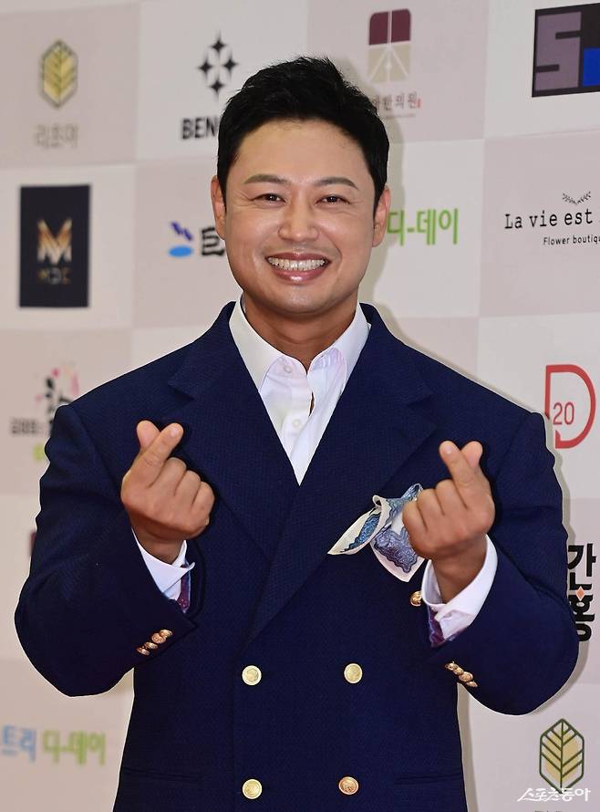 트레이너 양치승이 20일 서울 강남구 삼성동 라마다서울호텔에서 열린 ‘제9회 대한민국 예술문화인대상’ 시상식 포토월에서 포즈를 취하고 있다. 주현희 기자 teth1147@donga.com