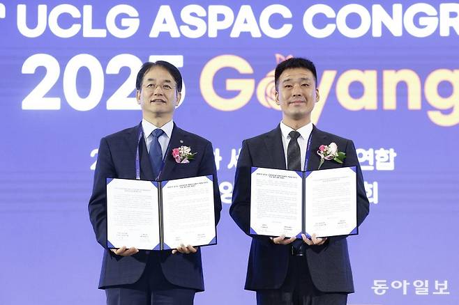 이동환 고양시장이 가오진(高晉) 중국 이우시 부시장(오른쪽)과 우호 협력 관계 의향서에 체결한 뒤 기념사진을 찍고 있다.. 고양시 제공