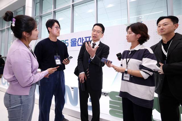 최창원 SK수펙스추구협의회 의장이 지난 24일 울산전시컨벤션센터에서 ‘커넥팅 울산: 기술과 문화로 잇다’를 주제로 열린 2025 울산포럼에서 취재진 질문에 답하고 있다. SK이노베이션 제공.