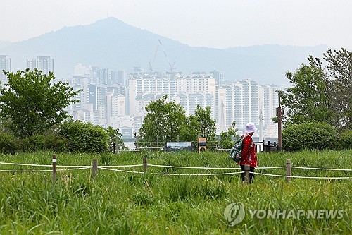 구름이 많아 흐린 날씨를 보인 지난 5월 11일 서울 마포구 하늘공원에서 한 시민이 이동하고 있다. [연합뉴스]