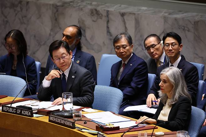 이재명 대통령, 안보리 주재     (뉴욕=연합뉴스) 한상균 기자 = 이재명 대통령이 24일(현지시간) 미국 뉴욕 유엔본부에서 열린 안전보장이사회 공개 토의에서 참석자 발언을 듣고 있다.     한국 정상이 안보리 공개토의를 주재한 것은 처음으로, 이는 한국이 올해 안보리 의장국을 맡은 데 따른 것이다. 2025.9.25     xyz@yna.co.kr (끝)