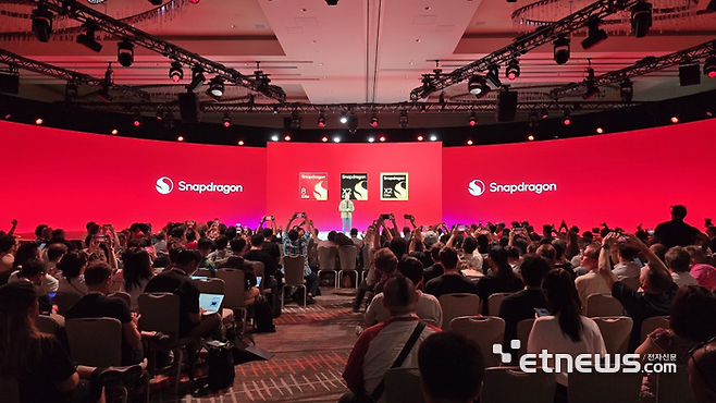 알렉스 카투지안 퀄컴 수석부사장이 24일(현지시간) 미국 하와이주 마우이에서 열린 '스냅드래곤 서밋 2025'에서 '스냅드래곤8 엘리트 5세대'를 공개하고 있다. (사진=공동취재기자단)