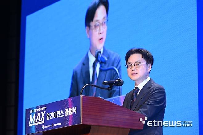 산업통상자원부와 대한상공회의소는 10일 서울 중구 웨스턴조선호텔에서 제조업의 구조적 위기를 돌파하고, 제조AX 1등국가로 도약하기 위해 '제조AX 얼라이언스 출범식' 행사를 개최했다. 김정관 산업통상자원부 장관이 환영사를 하고 있다. 박지호기자 jihopress@etnews.com