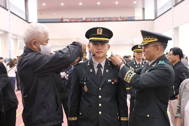 25일 전북 익산 육군부사관학교에서 육군교육사령관 김봉수 중장 주관으로 73명의 '2025-3기 현역과정 육군 부사관 임관식'이 거행됐다. 교육사령관(중장 김봉수)이 임관자 대표(하사 김남건)에게 계급장을 수여하고 있다.(왼쪽 임관자 부친, 오른쪽 교육사령관). 육군 제공