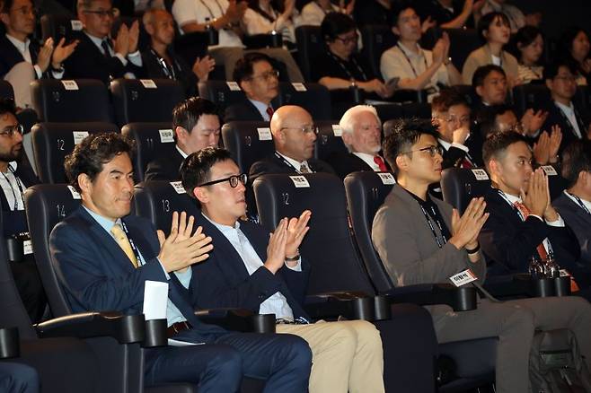 이민주 대통령실 국정홍보비서관(앞줄 왼쪽부터), 전선익 파이낸셜뉴스 부회장, 이활석 업스테이지 CTO 등 40여명의 VIP와 1300여명의 참석자들이 주요 연사들의 강연을 경청하고 있다. 사진=서동일 기자