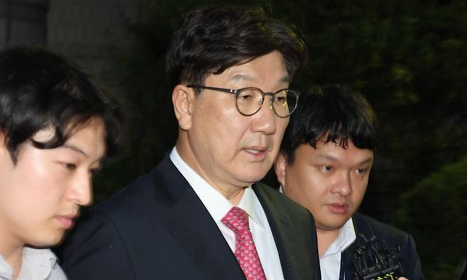 통일교로부터 불법 정치 자금을 수수한 혐의를 받는 권성동 국민의힘 의원이 16일 오후 서울 서초구 서울중앙지법에서 구속전 피의자 심문(영장실질심사)를 받은 뒤 법원을 나서고 있다. 권 의원은 윤영호 통일교 전 세계본부장으로부터 통일교 현안 청탁과 함께 1억원을 받은 혐의를 받고 있다. 류우종 기자 wjryu@hani.co.kr