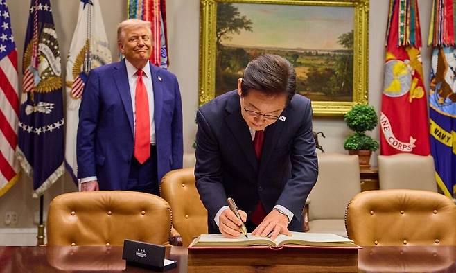 이재명 대통령이 지난달 25일(현지시각) 미국 워싱턴 백악관에서 방명록을 작성하고 있다. 대통령실 제공