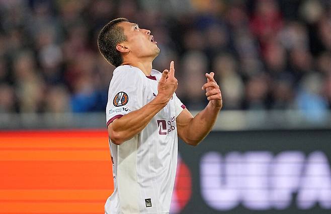 조규성(FC미트윌란)이 25일(한국시각) 덴마크 헤르닝 엠시에이치(MCH) 아레나에서 열린 2025~2026 유럽축구연맹(UEFA) 유로파리그(UEL) 리그페이즈 1차전 슈투름 그라츠(오스트리아) 경기에 선발로 나서 뛰고 있다. 헤르닝/로이터 연합뉴스