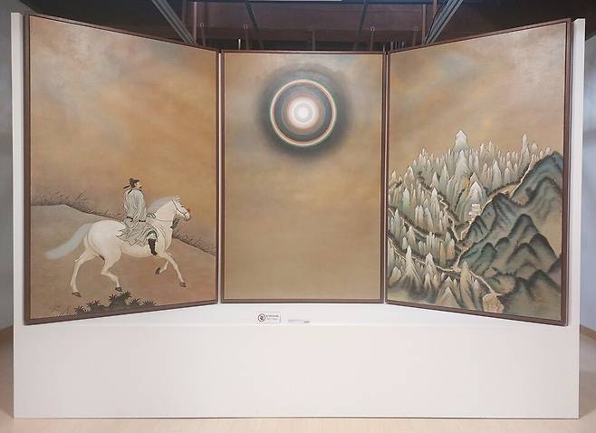 전남수묵비엔날레의 전시 공간 중 하나인 해남 땅끝순례문학관의 ‘순례객들의 오마주’전에 나온 프랑스 작가 로랑 그라소의 3면화 ‘과거에 대한 고찰’(2021). 공재 윤두서의 기마도와 겸재 정선의 금강산 그림을 모사한 이미지와 태양의 동심원 이미지를 3개의 병풍 모양으로 병치시킨 독특한 구성의 작품이다. 전남도립미술관 개관전에 출품됐다가 미술관 소장품이 됐다. 노형석 기자