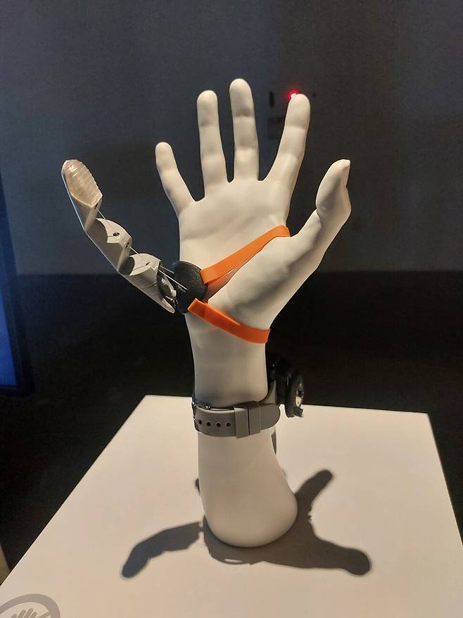 ‘2025 광주디자인비엔날레’에 출품된, 영국 케임브리지대학 디자인팀이 연구 개발한 로봇 엄지손가락 연장 장치 ‘세번째 엄지손가락’. 노형석 기자