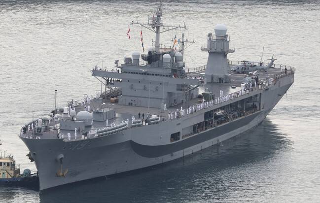미국 해군 7함대사령부 지휘함인 블루릿지함(1만9600t급)이 25일 오전 부산 남구 해군작전사령부 부산기지에 입항하고 있다. 연합뉴스