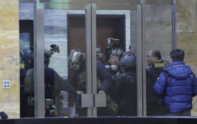 지난해 12월4일 밤 서울 여의도 국회 본청에 군인들이 진입하고 있다. 신소영 기자 viator@hani.co.kr