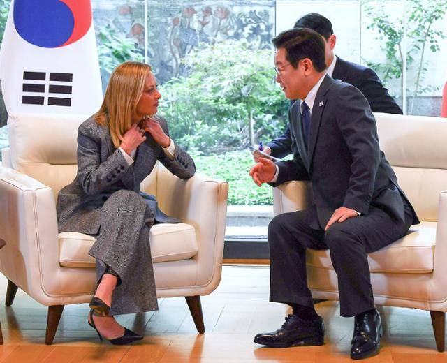 이재명 대통령과 조르자 멜로니 이탈리아 총리가 24일 미국 뉴욕 유엔대표부 한국사무소에서 정상회담을 하고 있다. 뉴욕=연합뉴스