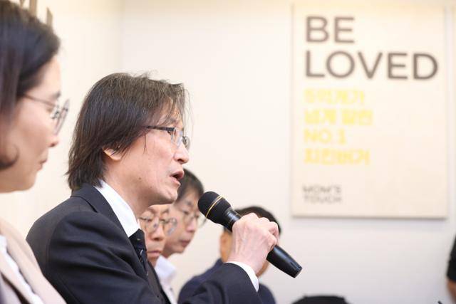 주병기 공정거래위원회 위원장이 23일 서울 마포구의 한 햄버거 프랜차이즈 매장에서 열린 가맹점주 권익강화 종합대책 관련 현장방문에서 인사말을 하고 있다. 연합뉴스