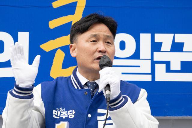 김영진 더불어민주당 의원이 3월 29일 경기 수원시 수원역 인근에서 출근길에 오르는 시민들에게 인사하고 있다. 이한호 기자