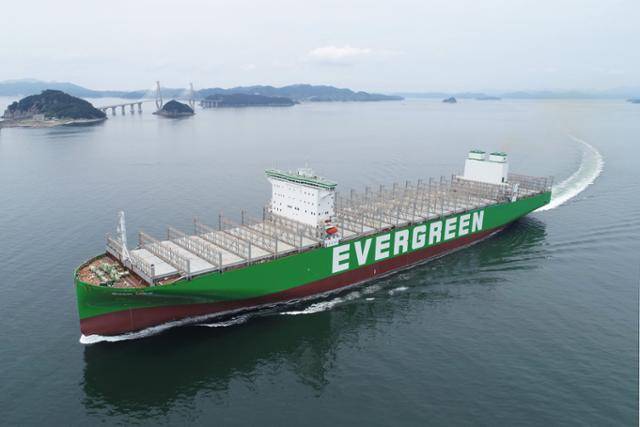 삼성중공업이 독자 개발한 인공지능(AI) 자율운항시스템(SAS)을 탑재한 대만 선사 에버그린의 컨테이너 운반선. 지난달 25일부터 이달 6일까지 미국 오클랜드에서 출발해 대만 가오슝을 횡단하는 실증에 성공했다. 연합뉴스